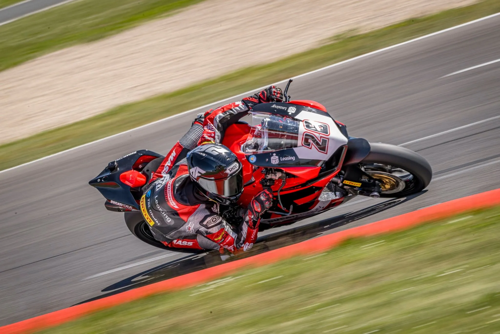 Daniel Blin w zakręcie na wyścigowym Ducati Panigale V2